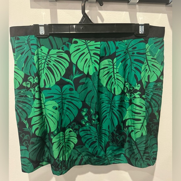 3/$20 NWT Banana Republic Green Leaf Pattern Skirt - Picture 7 of 7